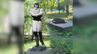 Пушкин ушел в подполье: на Черкащине памятник классику вывезли на закрытую территорию
