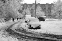 Город выгребается из-под снега