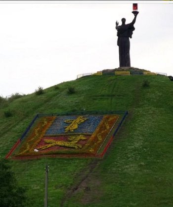 Со временем стирается память народа о вождях, тиранах и политических демагогах, а Женщина с огнем в руке на Холме Славы всегда будет символом истинного патриотизма и бескорыстного самопожертвования во имя грядущих поколений