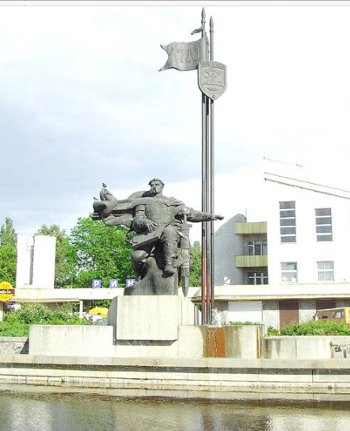 Застывший в бронзе на площади 700-летия Черкасс седой летописец Баян много мог бы поведать нашим современникам о славе и боль исконной Черкасской земле