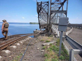 мост через Днепр после попадания крылатой ракеты